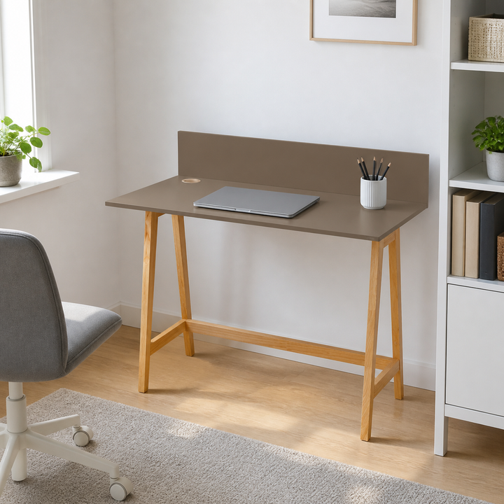 LUKA Asketræ Skrivebord 110x50cm Brun – hero i naturlig brug