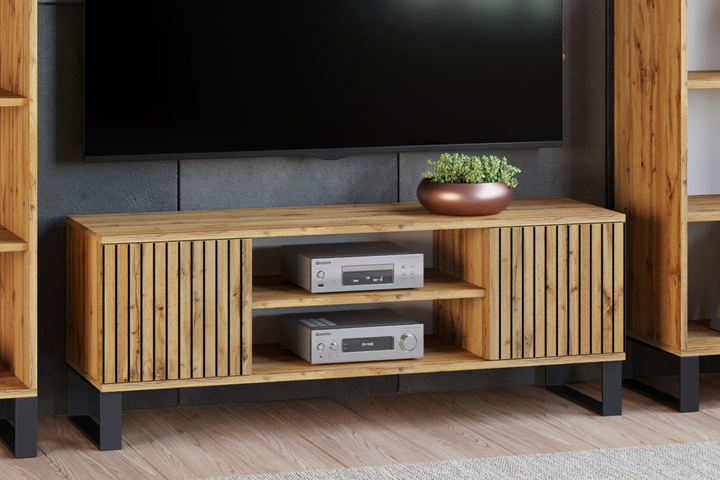 Lav TV-kommode 155 cm - dekor eg håndværkslameller, højde 49 cm, bredde 155 cm, dybde 40 cm