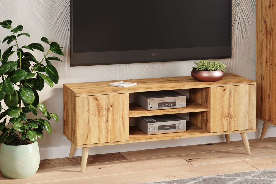 Lav TV-kommode, højde 50 cm, bredde 155 cm, dybde 40 cm, naturfarvet