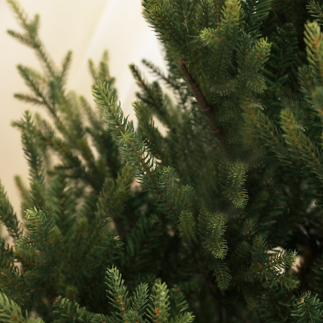 Kunstigt juletræ af norsk gran med 1046 spidser, metalfod, grøn