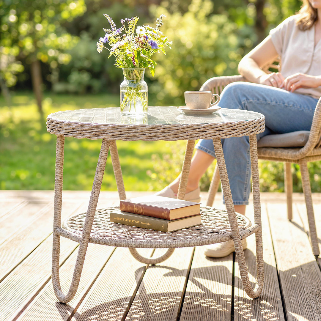Polyrattan sidebord, 2-lags sofabord med hylde, glasplade, justerbare fødder, 65 x 65 x 50 cm, gul