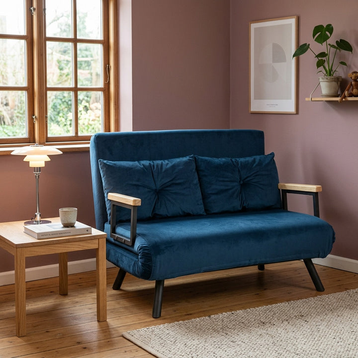 Sovesofa i fløjl med armlæn i gummitræ, nærbillede