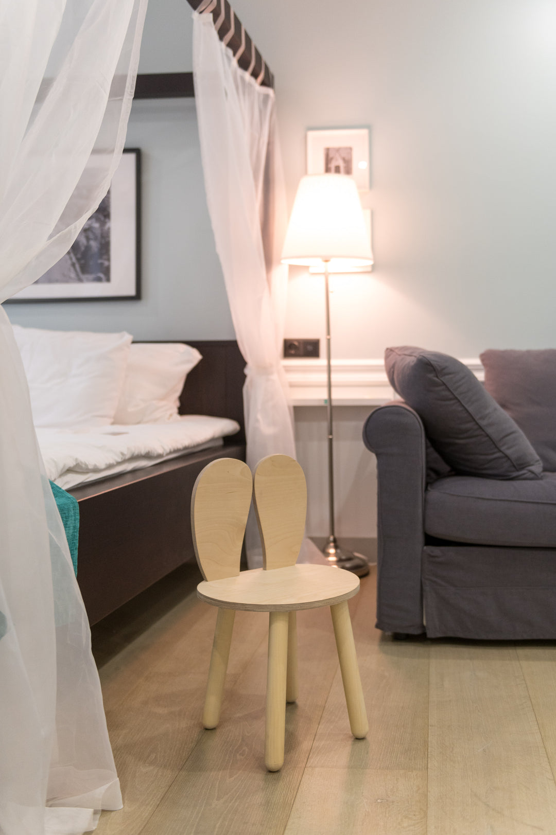 Bord og stol til barn med nuttet kaninøre-design, træ, naturfarvet