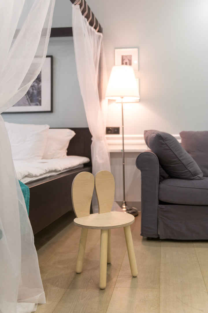 Bord og stol til barn med nuttet kaninøre-design, træ, naturfarvet