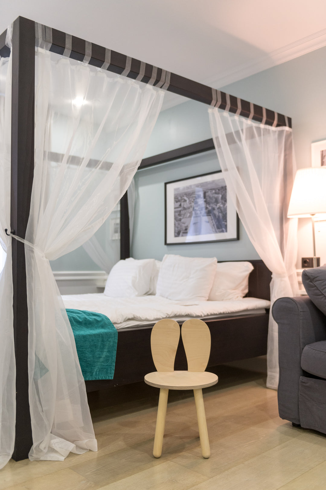 Bord og stol til barn med nuttet kaninøre-design, træ, naturfarvet