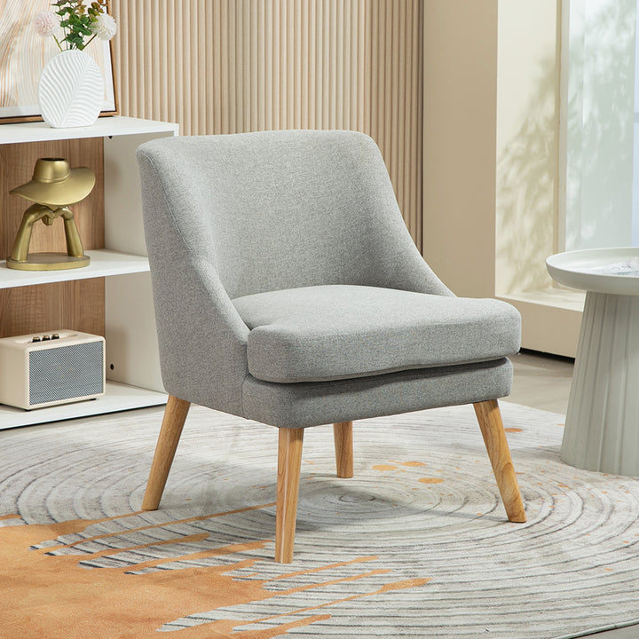 Polstret loungestol i linnedlook med armlæn og træben til stue eller soveværelse, lysegrå