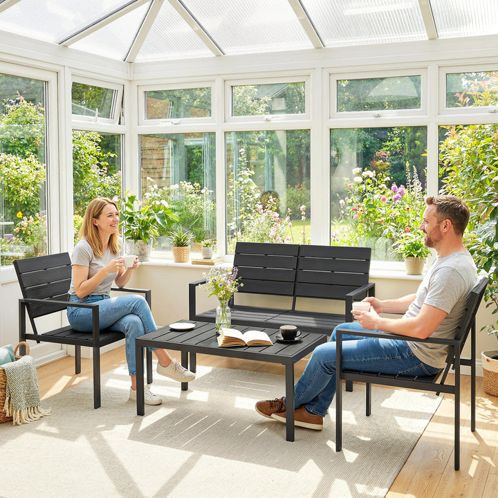 Havemøbelsæt, 4 personer, med 2-personers sofa, 2 lænestole, bredt sofabord, HDPE-lameller, vejrbestandig, sort