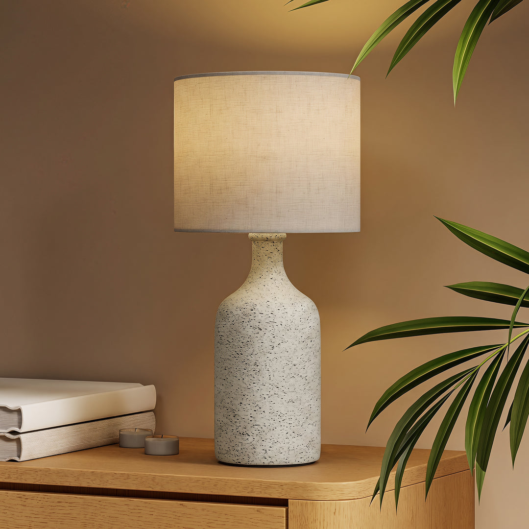 Vintage bordlampe med keramisk fod, sand og beige.