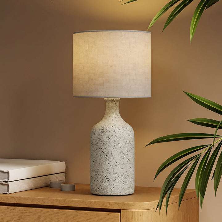 Vintage bordlampe med keramisk fod, sand og beige.