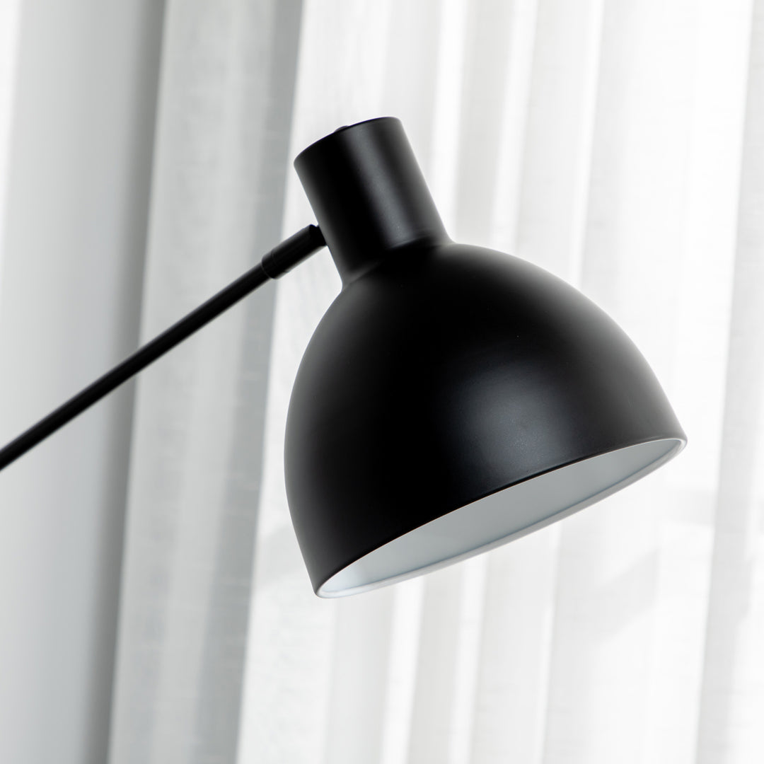 Industriel gulvlampe, højdejusterbar, med gulvkontakt; 30 m x 30 cm x 131 cm, sort