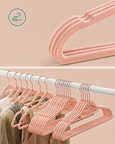 Slut med glatte bøjler! 50 fløjlsbøjler i lys rosa - Skridsikre & pladsbesparende