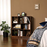 8 rum Bogreol i mørkebrun vintagefarve placeret i sengebordet fyldt med bøger og boligpynt
