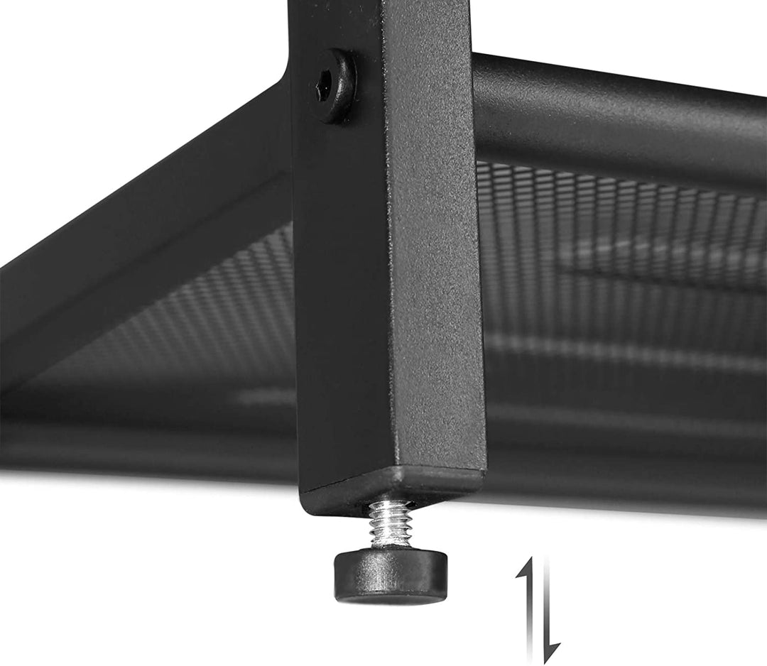 Nærmere kig på krogen står en del af 4 lag skohylde i rustik brun