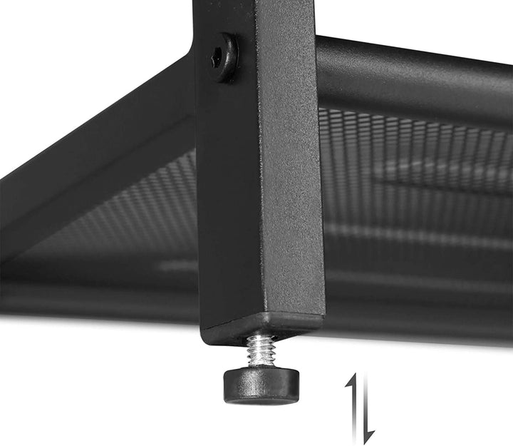 Nærmere kig på krogen står en del af 4 lag skohylde i rustik brun