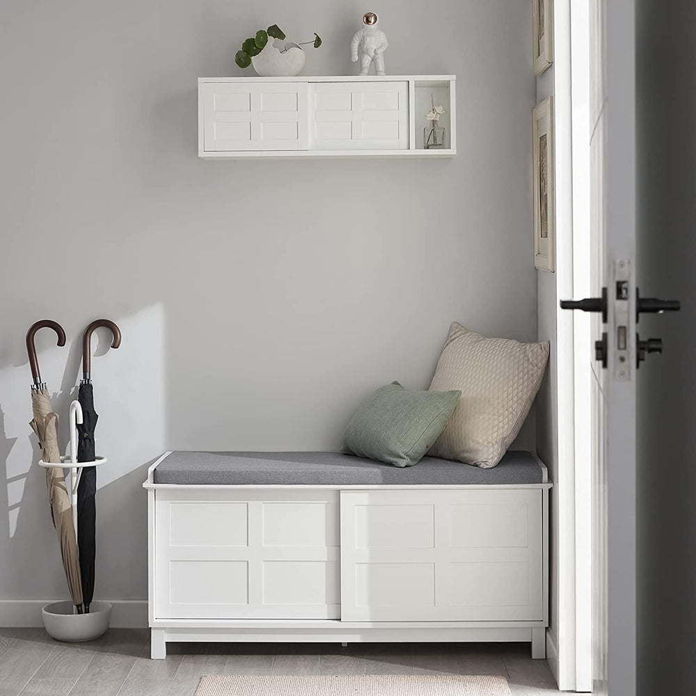 Design med skydedør, stor opbevaringskapacitet i skjulte rum. Rummet kan indeholde pynt, bøger eller grønne planter til at dekorere dit hus.