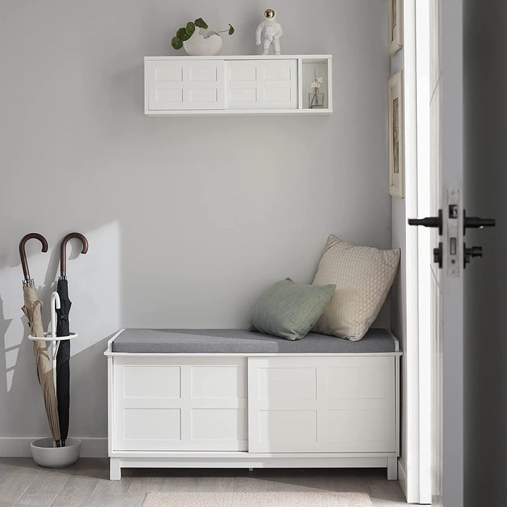 Design med skydedør, stor opbevaringskapacitet i skjulte rum. Rummet kan indeholde pynt, bøger eller grønne planter til at dekorere dit hus.