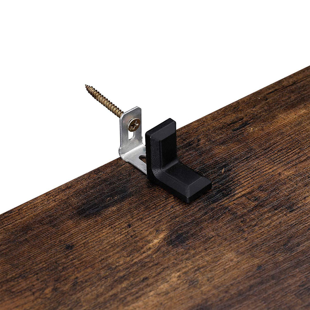 Nærmere billede af krogene på bogreolen