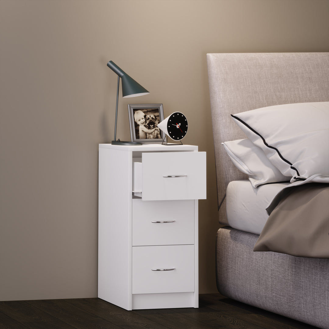 Sengebord i enkelt og moderne look med 3 skuffer, hvid