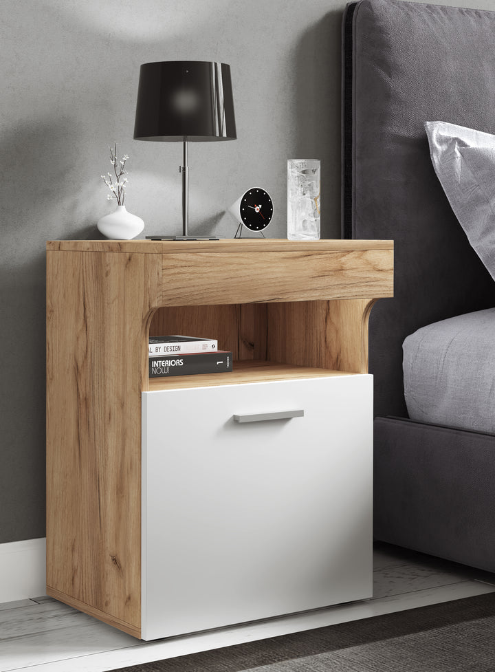 Rummelig natbord i enkel stil, naturfarvet og hvid