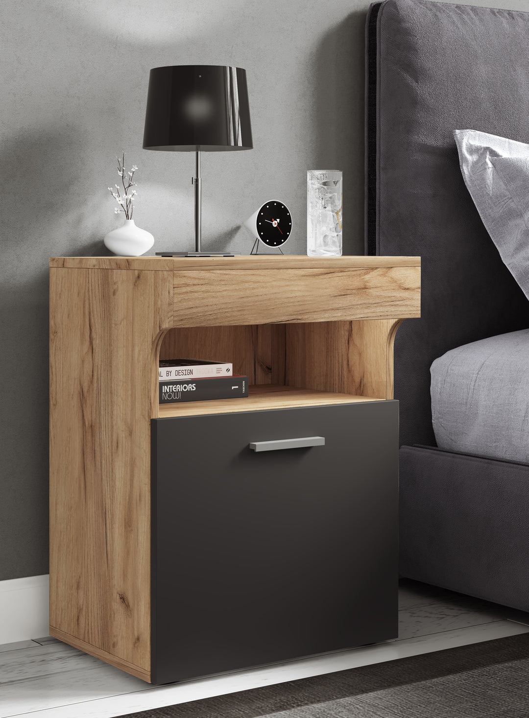 Rummelig natbord i enkel stil, naturfarvet og sort