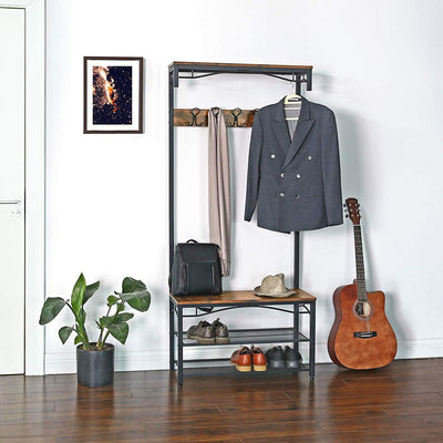Frakke Tøjstativ og skohylde med frakker hængende, sko og tasker i et soveværelsesmiljø