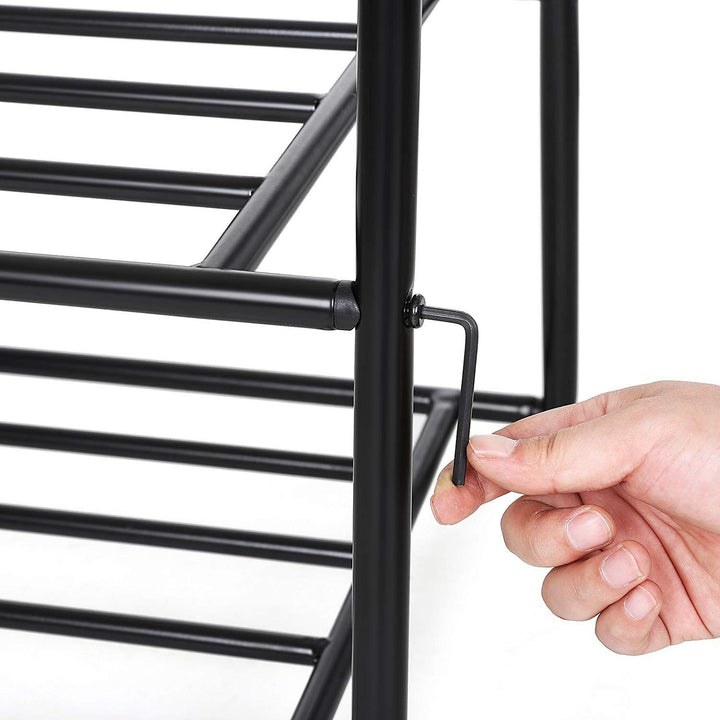 En justeringsdel til brug for tøjstativ med 2 hylder i sort