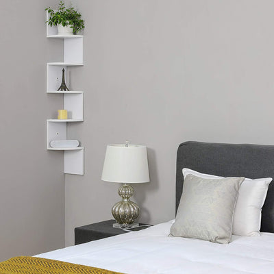 5 hvide svævende væghylder i zigzag-design monteret ved siden af soveværelset.