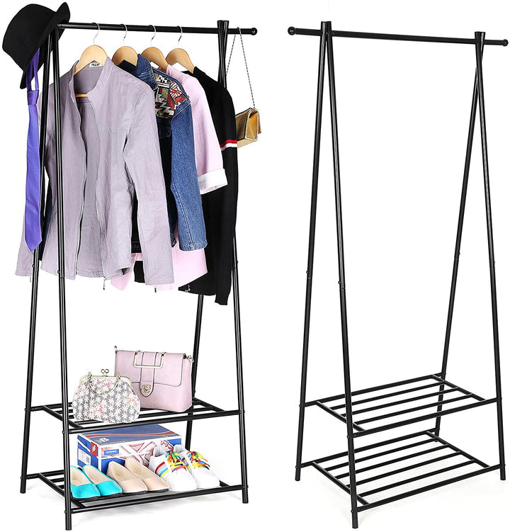 Tomt tøjstativ med 2 hylder i sort og et andet tøjstativ med 2 hylder i sort, fyldt med sko og hængende tøj, placeret ved siden af vinduet